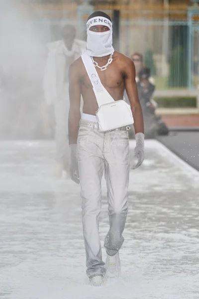 Look 32